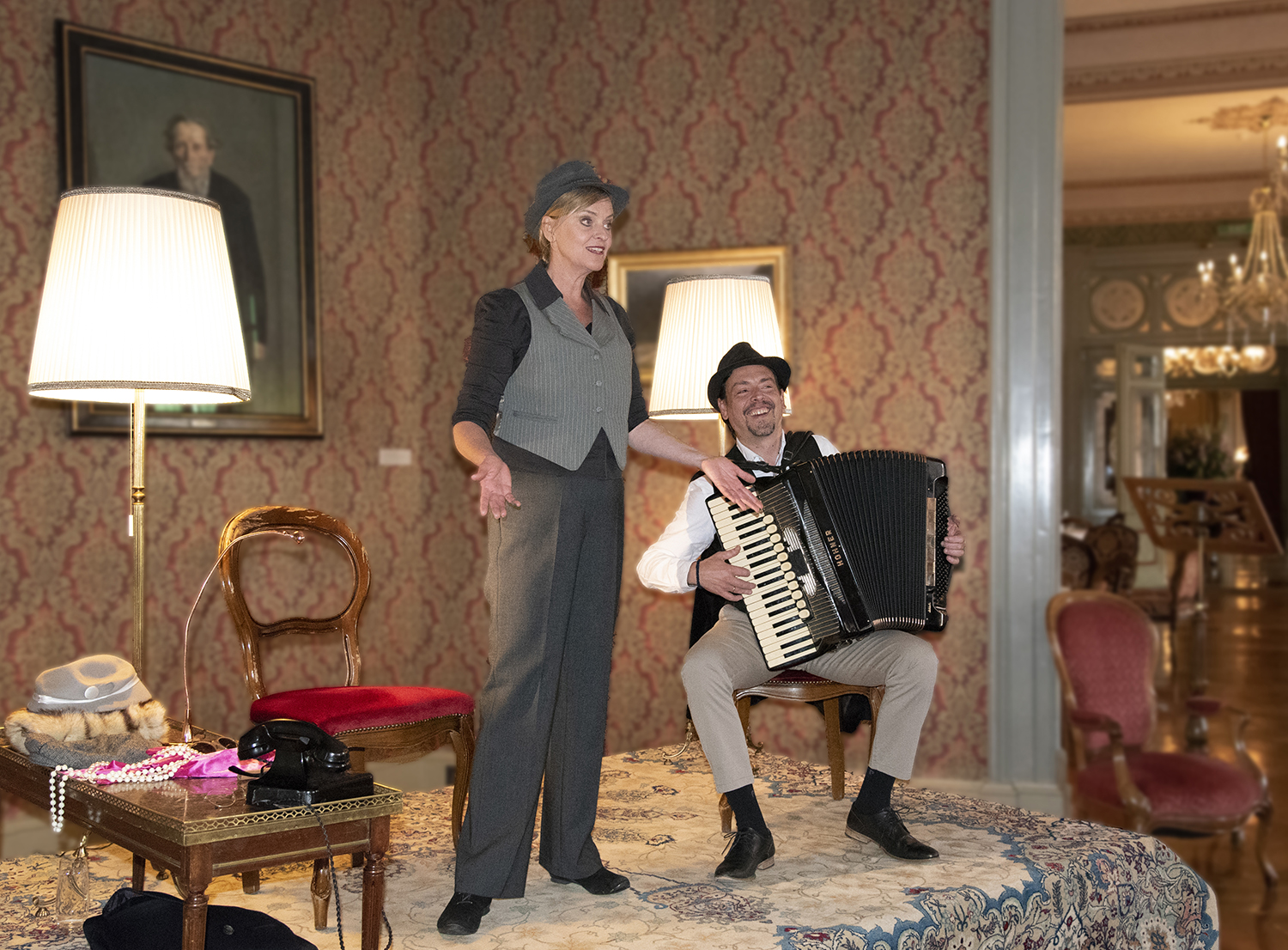 Menschen im Hotel 1
